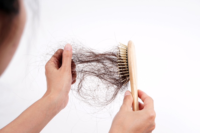 脱毛症に悩む女性はまずは洗髪方法を変えてみる。