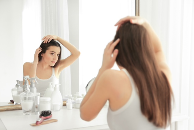 40代に急増する女性の薄毛。髪密度が減少するのはなぜ？